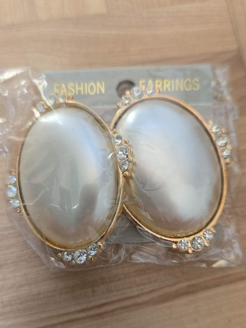 Vintagw Fashion Pearl-Effect Gold Oval Clip Ons with Clear Crystals